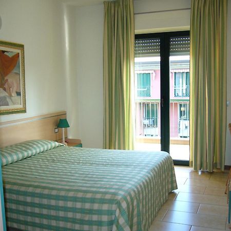 Residence Spiaggia D'Oro Десенцано дел Гарда Екстериор снимка