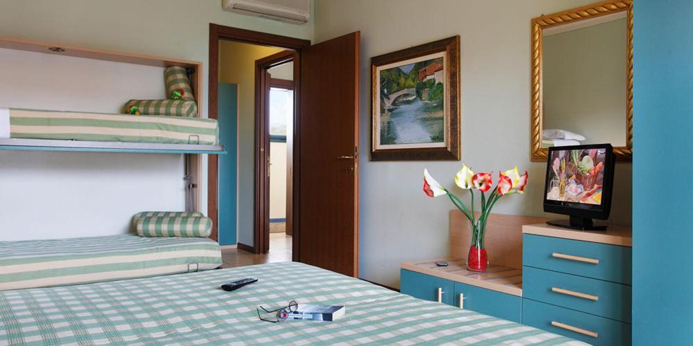 Residence Spiaggia D'Oro Десенцано дел Гарда Стая снимка