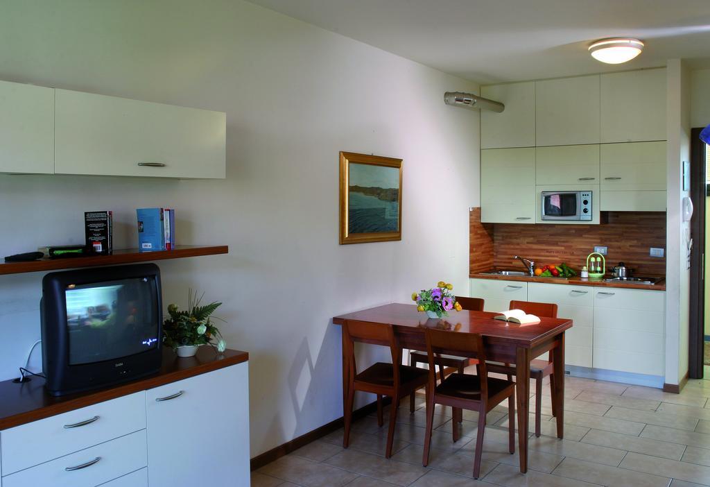 Residence Spiaggia D'Oro Десенцано дел Гарда Екстериор снимка