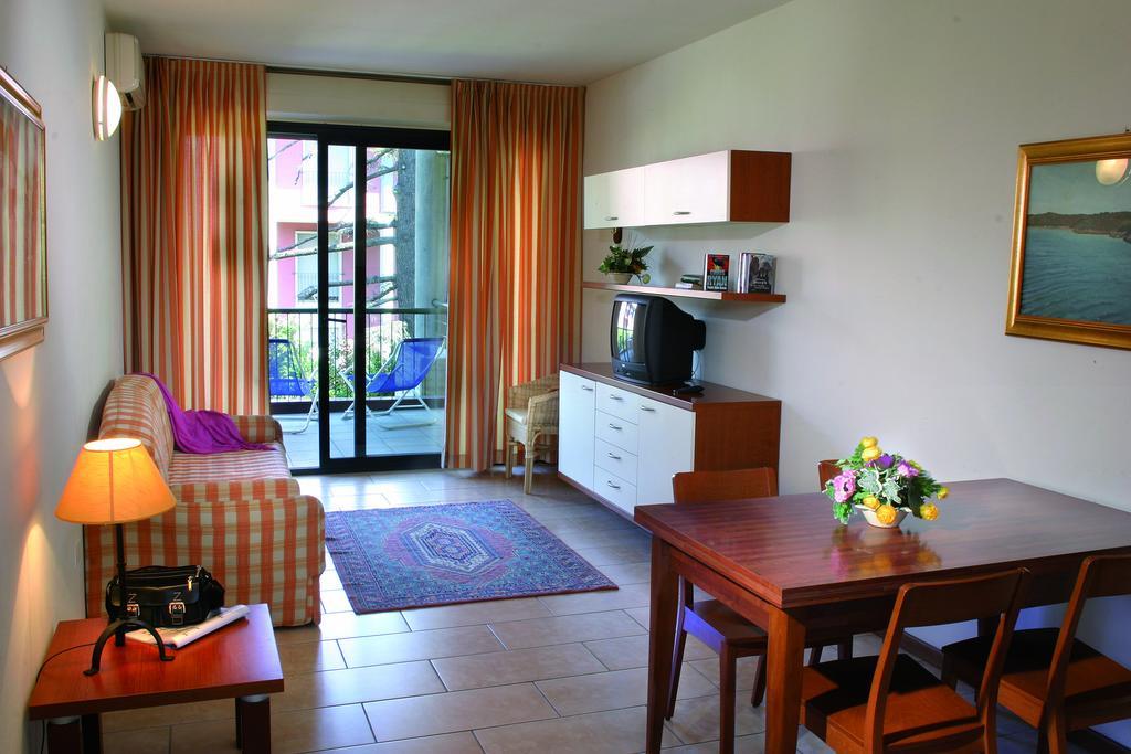 Residence Spiaggia D'Oro Десенцано дел Гарда Екстериор снимка
