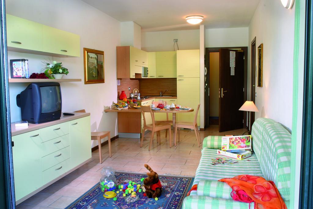 Residence Spiaggia D'Oro Десенцано дел Гарда Екстериор снимка