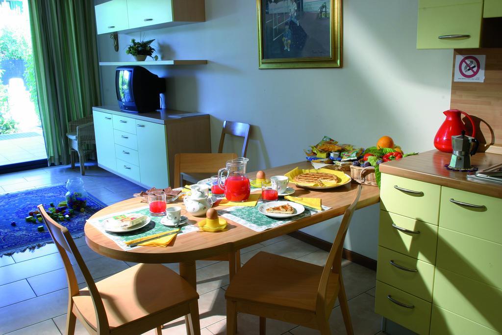 Residence Spiaggia D'Oro Десенцано дел Гарда Екстериор снимка