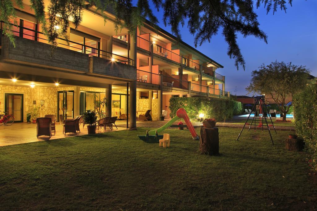 Residence Spiaggia D'Oro Десенцано дел Гарда Екстериор снимка