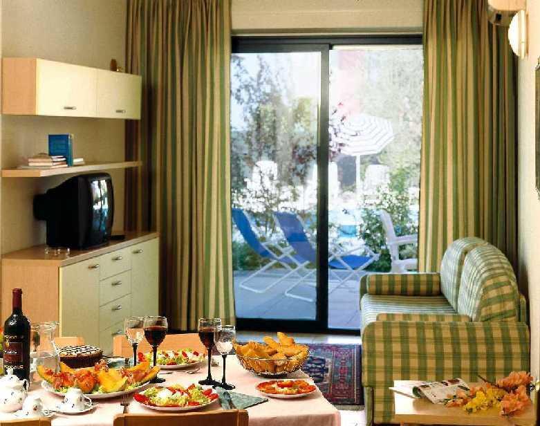 Residence Spiaggia D'Oro Десенцано дел Гарда Екстериор снимка