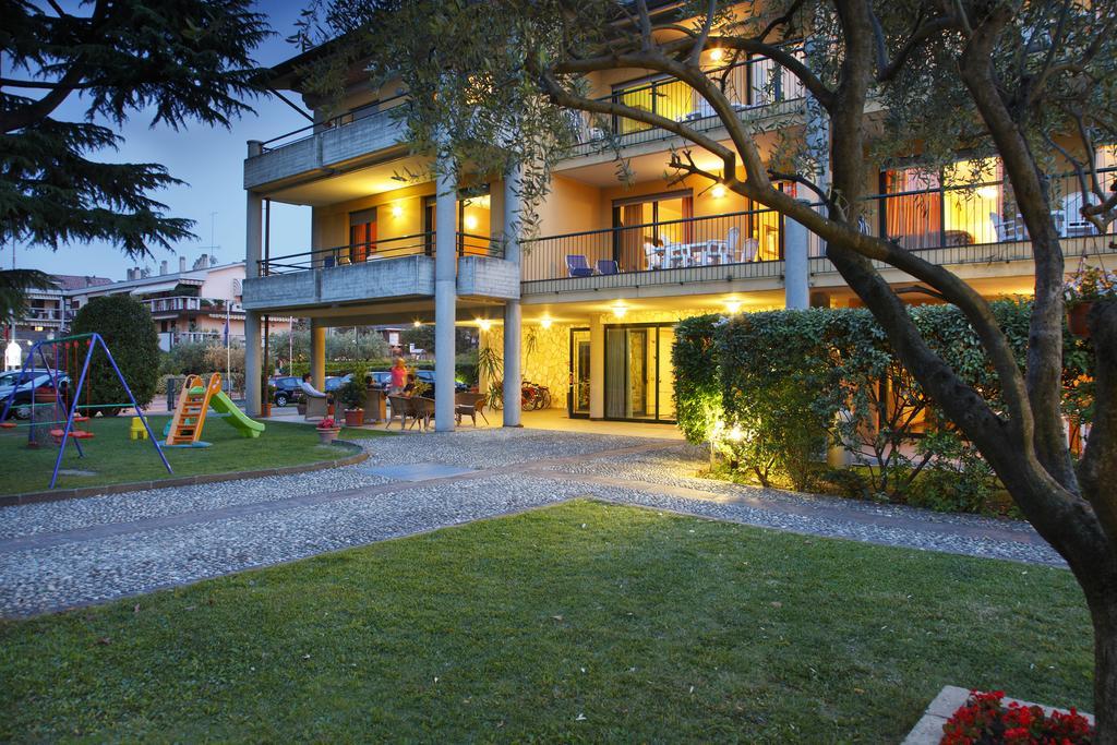 Residence Spiaggia D'Oro Десенцано дел Гарда Екстериор снимка