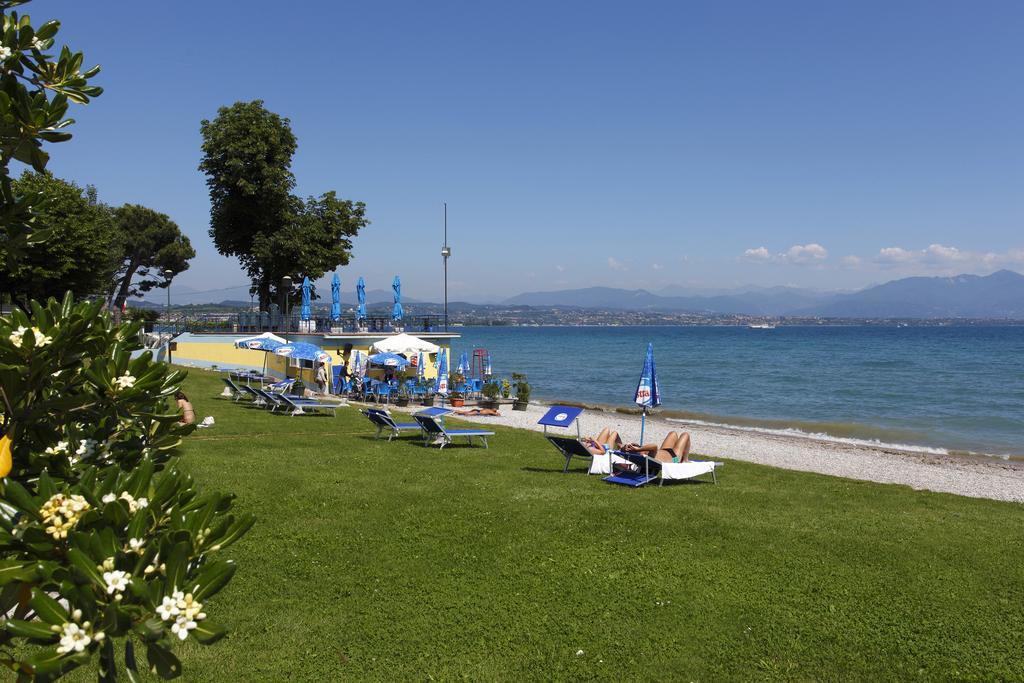 Residence Spiaggia D'Oro Десенцано дел Гарда Екстериор снимка
