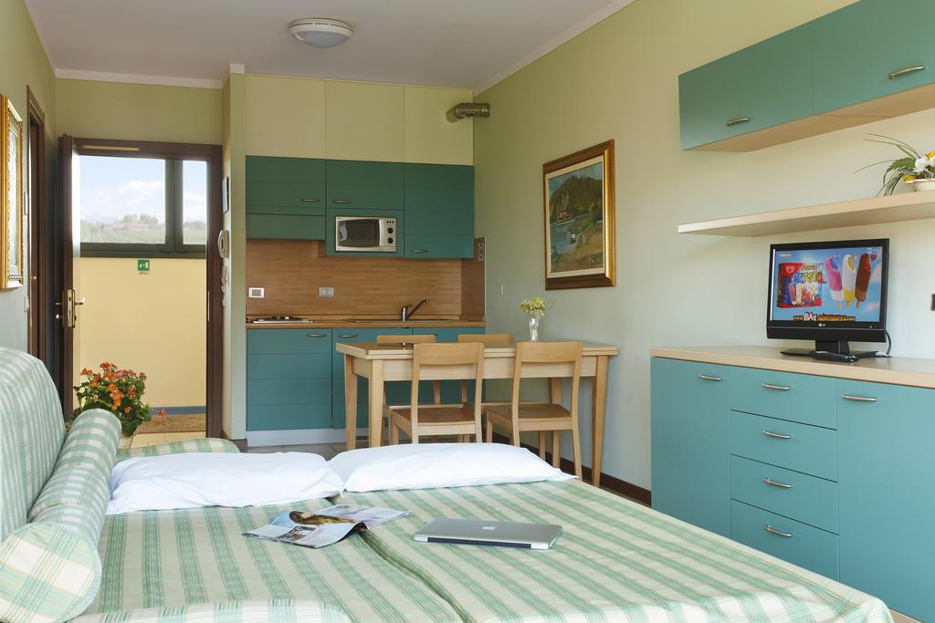 Residence Spiaggia D'Oro Десенцано дел Гарда Екстериор снимка